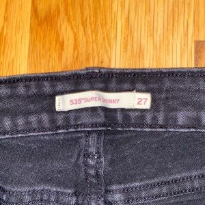 women’s black levi jeans